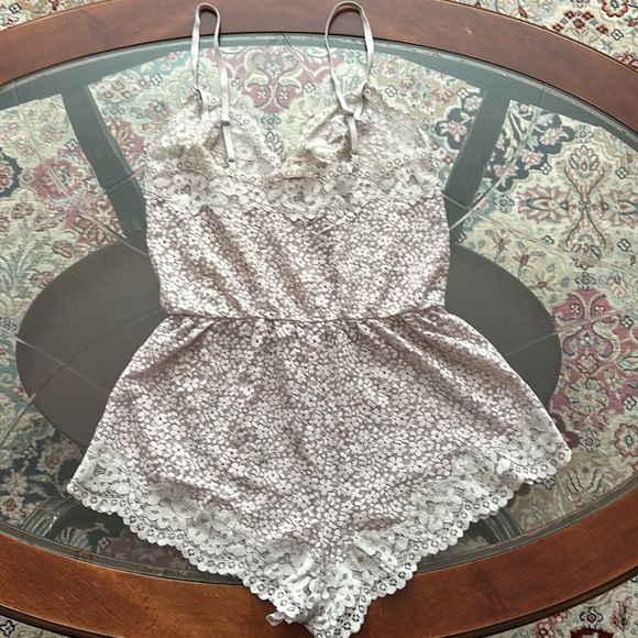 New Victoria's Secret Body DAISY LACE ROMPER Stone Grey Scalloped Edges Sheer XS - Picture 4 of 6